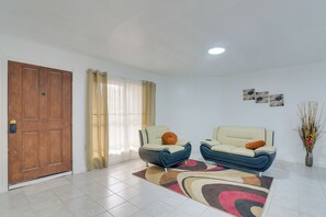 Interior - 15 Mi to Dtwn Houston: Condo in Gated Community (Houston)