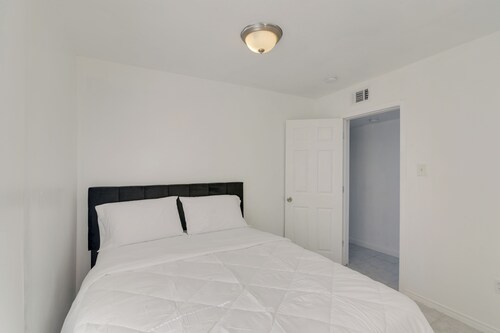 15 Mi to Dtwn Houston: Condo in Gated Community