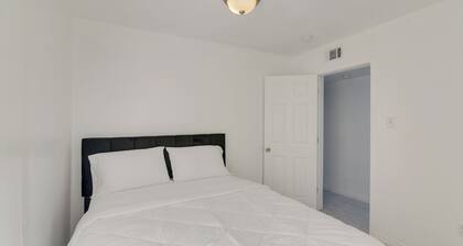 15 Mi to Dtwn Houston: Condo in Gated Community