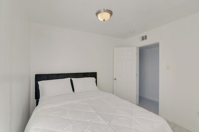 15 Mi to Dtwn Houston: Condo in Gated Community