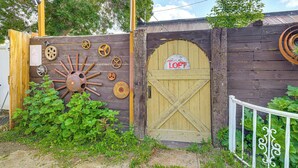 A rustic wooden gate with a sign reading "The Loft." - Joliet Main Street Retreat < 30 Mi to Red Lodge (Joliet)