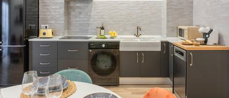 Refrigerador, microondas, placa de cocina, lavavajillas