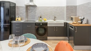 Fridge, microwave, stovetop, dishwasher