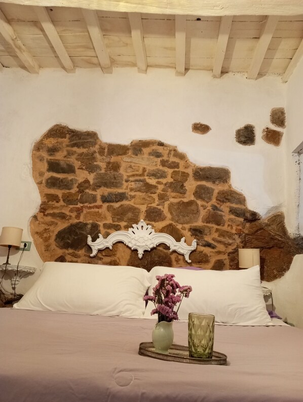 1 habitación, tabla de planchar con plancha, wifi y ropa de cama