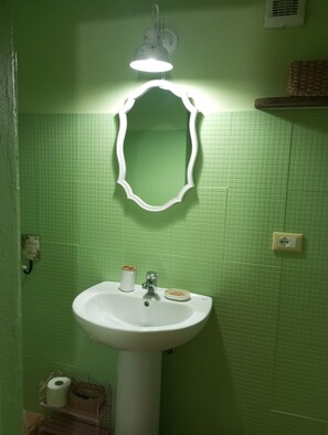 Een douche, een haardroger, handdoeken, zeep