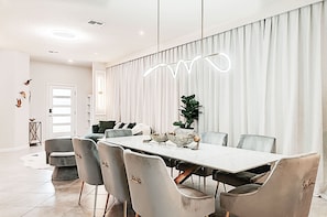 House | 5 bedrooms, Internet