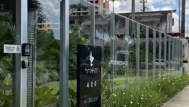 A modern building with a glass facade, a sign reading "breeze 400 Av. Batista," and a sidewalk lined with plants. - Breeze Residence duplex penthouse, Belém do Pará, for cop30 (Val-de-Cans Belém)