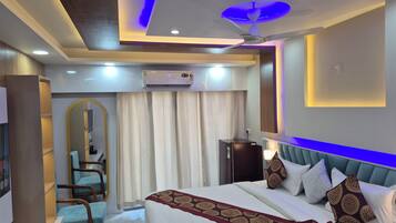 Bàn, truy cập Internet không dây miễn phí, bộ trải giường