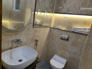 Een douche, handdoeken