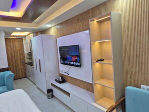 Een bureau, gratis wifi, beddengoed