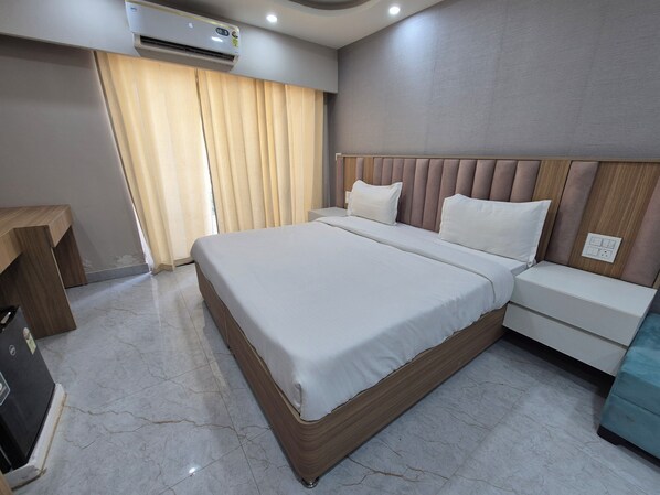 Desk, free WiFi, bed sheets