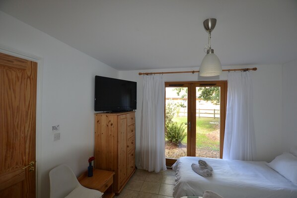 Tabla de planchar con plancha, wifi y ropa de cama