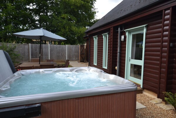 Terrace/patio - South facing 4br lodge with Hot tub in 1/4 acre in tranquil setting. (King's Lynn)
