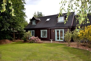 Exterior - South facing 4br lodge with Hot tub in 1/4 acre in tranquil setting. (King's Lynn)