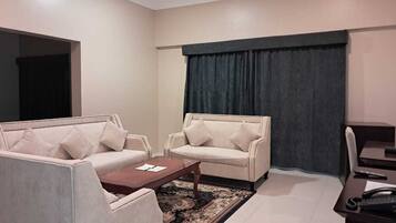 Deluxe Suite | In-room safe, desk, laptop workspace, iron/ironing board