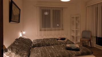 Quarto casal conforto, 1 cama King, para não fumantes, sacada | Escrivaninha, espaço de trabalho para notebook, quartos à prova de som