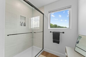 Dusj, hårføner, håndklær og såpe
