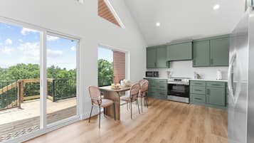 Een microgolfoven, een oven, een kookplaat, een vaatwasser