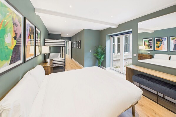 3 bedrooms, desk, iron/ironing board, WiFi