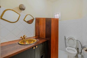 Shower, towels, soap, toilet paper - A beautiful apartment for rent with everything you need. (Essaouira)