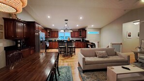 Smart-tv, pejs, bordtennisbord