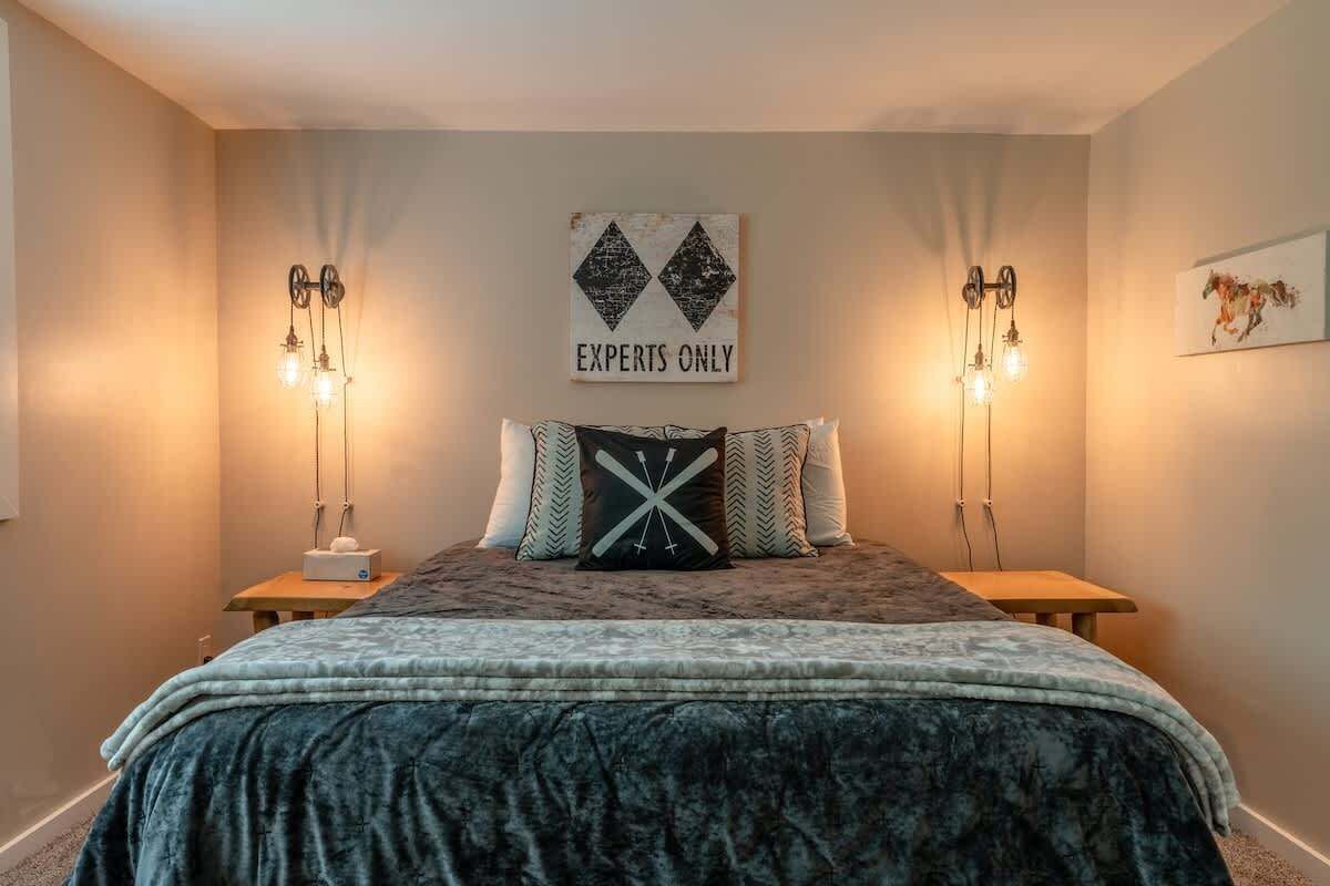 4 bedrooms, iron/ironing board, WiFi, bed sheets