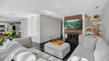 Nhà, 3 phòng ngủ | Khu phòng khách | Smart TV, dịch vụ stream