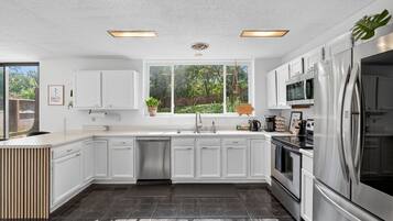 House, 3 Bedrooms | Private kitchen | Fridge, oven, coffee/tea maker, toaster