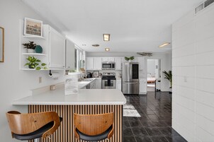 Refrigerador, horno, cafetera/tetera, tetera/pava eléctrica