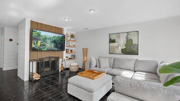 Nhà, 3 phòng ngủ | Khu phòng khách | Smart TV, dịch vụ stream