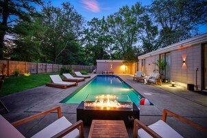 Una piscina al aire libre, una piscina climatizada