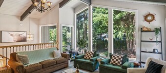 Modern Forest Escape Near Hikes & Lake 6 Bedroom Home