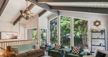 Modern Forest Escape Near Hikes & Lake 6 Bedroom Home