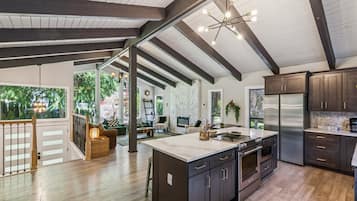 Casa, 6 quartos | Cozinha privada | Geladeira, fogão, cafeteira/chaleira, torradeira