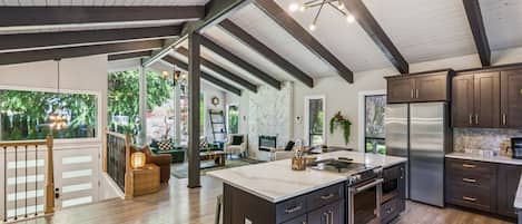 House, 6 Bedrooms | Private kitchen | Fridge, oven, coffee/tea maker, toaster