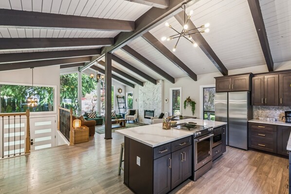 House, 6 Bedrooms | Private kitchen | Fridge, oven, coffee/tea maker, toaster