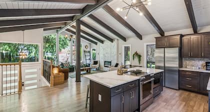 Modern Forest Escape Near Hikes & Lake 6 Bedroom Home