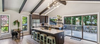 Modern Forest Escape Near Hikes & Lake 6 Bedroom Home