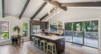 Modern Forest Escape Near Hikes & Lake 6 Bedroom Home