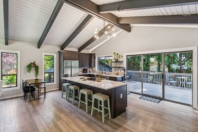 Modern Forest Escape Near Hikes & Lake 6 Bedroom Home