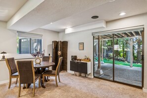 House, 6 Bedrooms | Dining