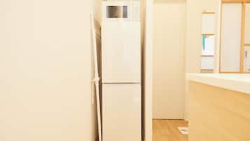 Refrigerador, microondas, placa de cocina, utensilios de cocina