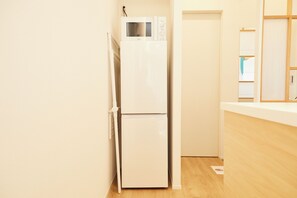 Réfrigérateur, four à micro-ondes, surface de cuisson