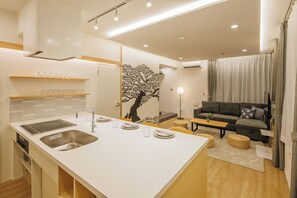 プレミアム コンドミニアム | 専用キッチン | 冷蔵庫、電子レンジ、コンロ、調理器具と食器