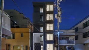 Un edificio moderno de varios pisos, con balcones y ventanas amplias.