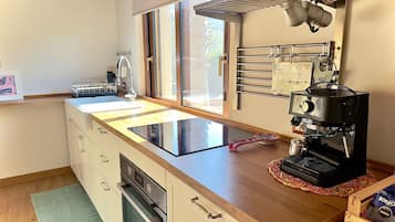 Een koelkast, een oven, een kookplaat, een koffiezetapparaat/waterkoker