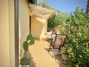 Outdoor dining - House in the green Sicilian countryside between Caltagirone and Piazza Armerina (San Michele di Ganzaria)