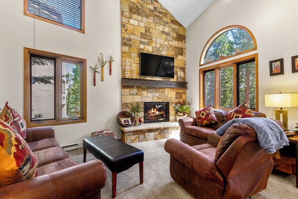 Televisión y chimenea 