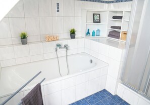 Haartrockner, Handtücher, Seife, Toilettenpapier