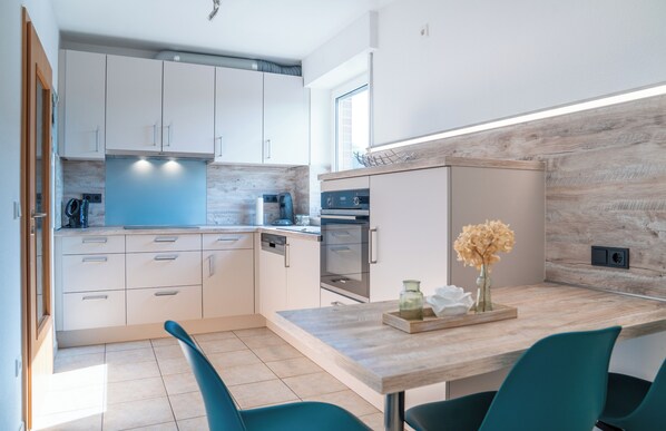 Micro-ondes, four, plaque de cuisson, lave-vaisselle
